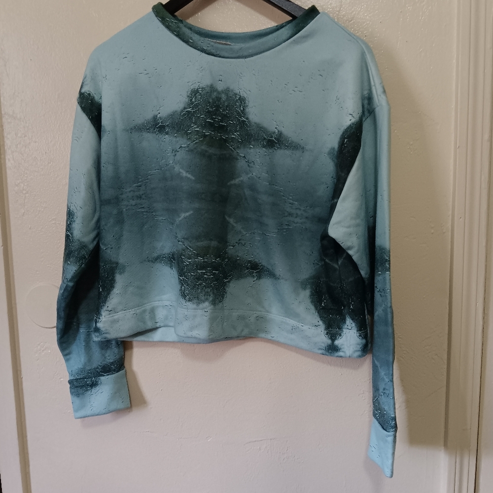 Yoga sweater size medium Vida